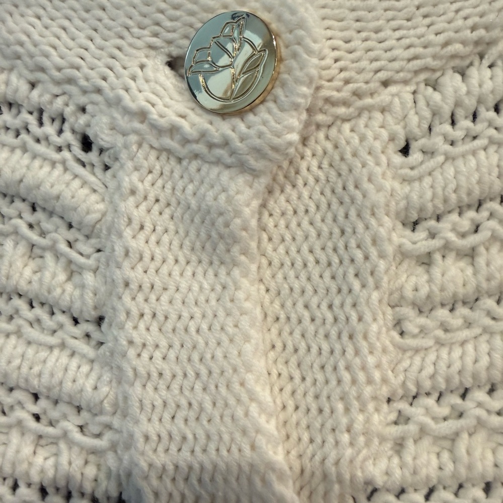 Draper James Cream Cardigan with Gold Buttons
Size Large - Picture 4 of 7